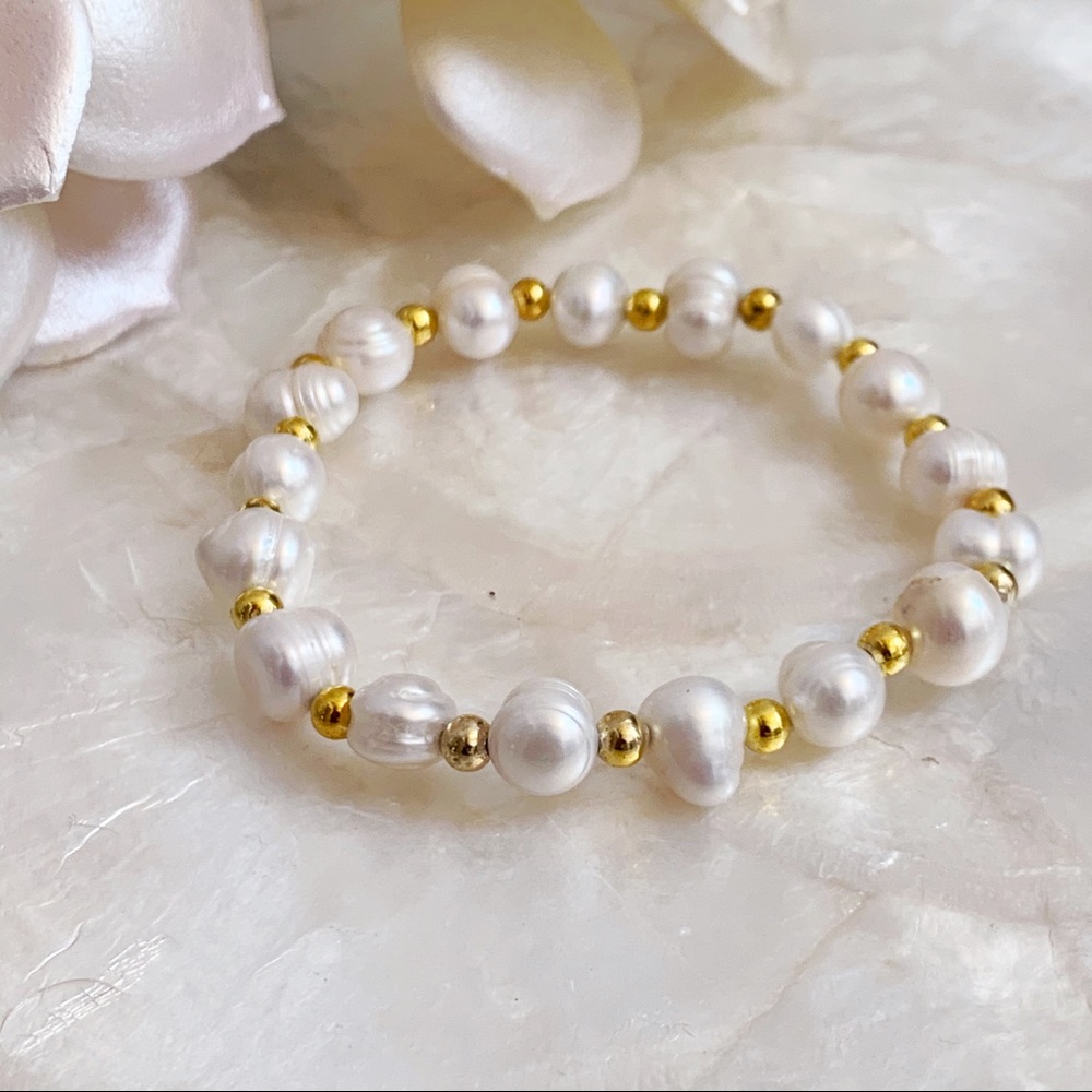 Freshwater Pearl Gold Tone Bead Stretch Bracelet
